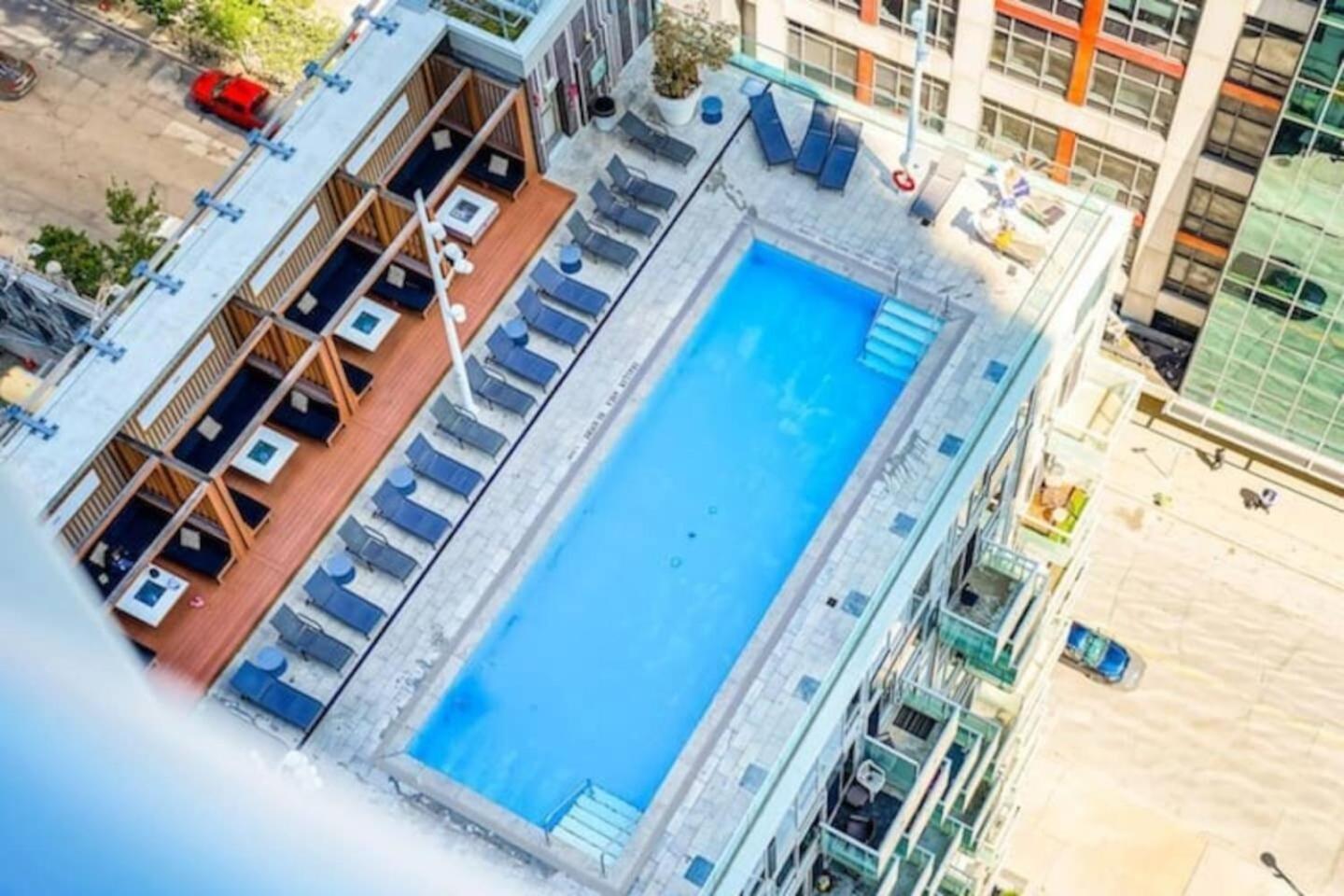 3 Bedroom Beside Cn Tower With Parking Downtown Toronto Exterior foto